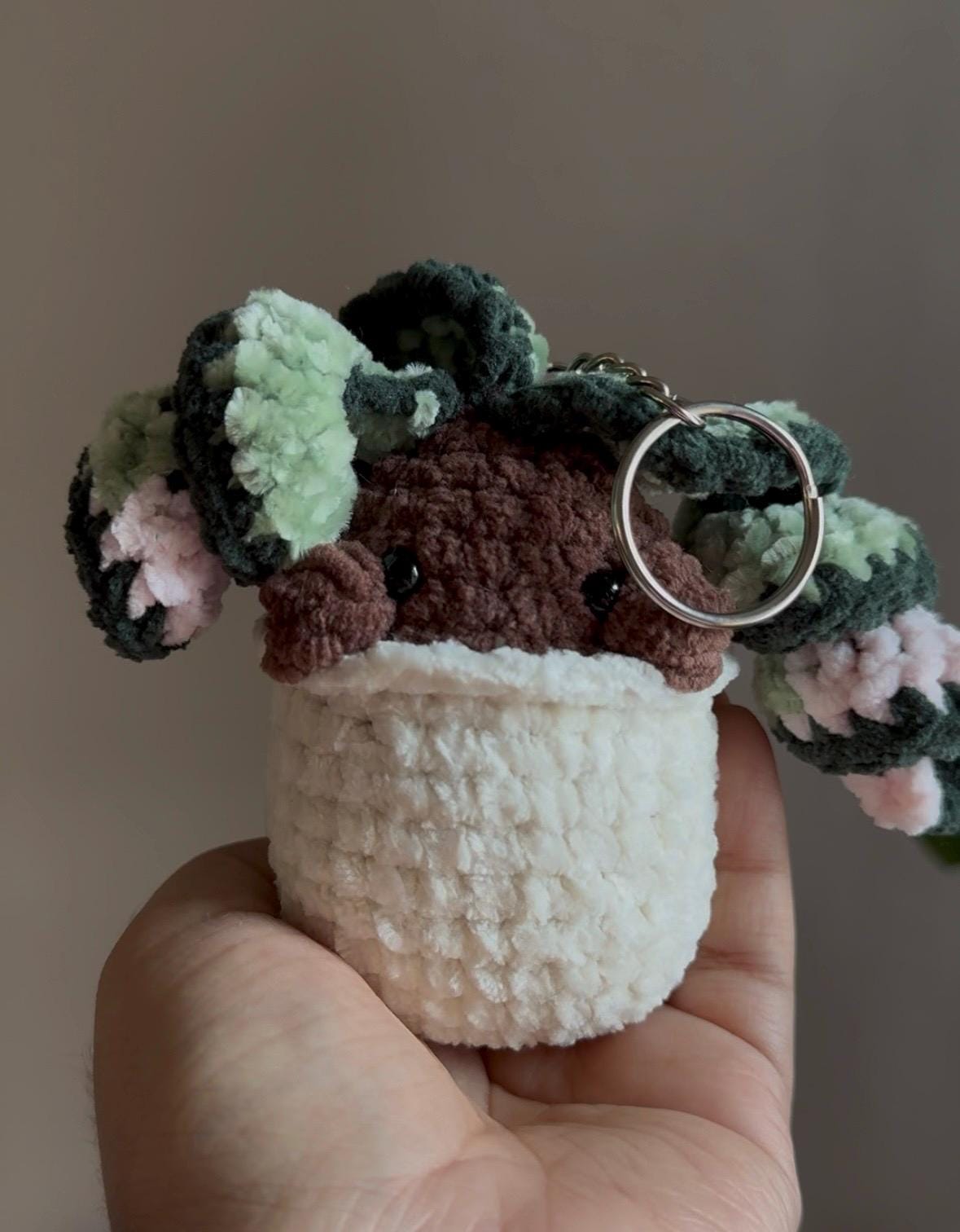 Crocheted Hoya Compacta Plushie: Botanical Keychain Charm